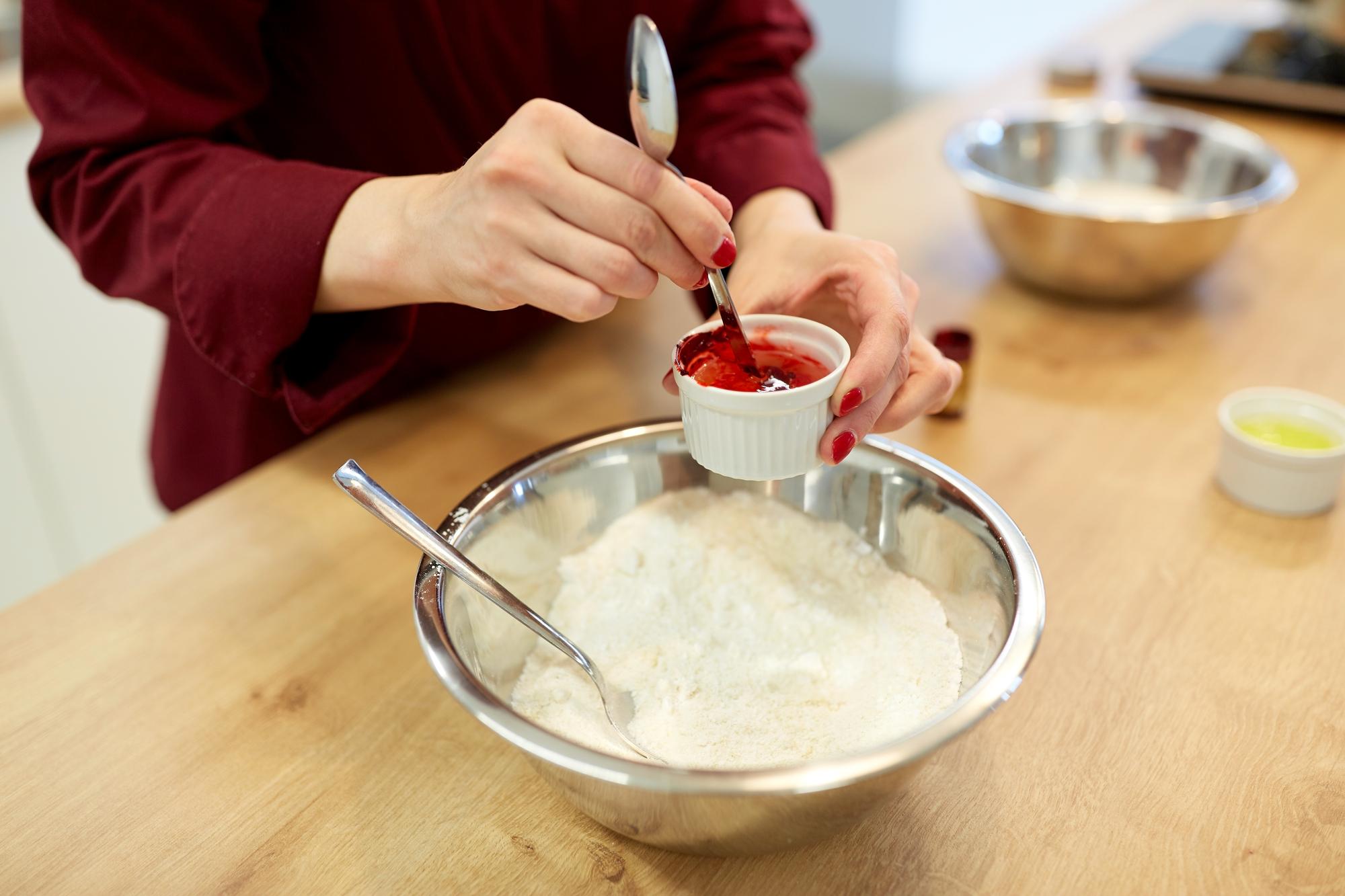 Mano che mescola salsa