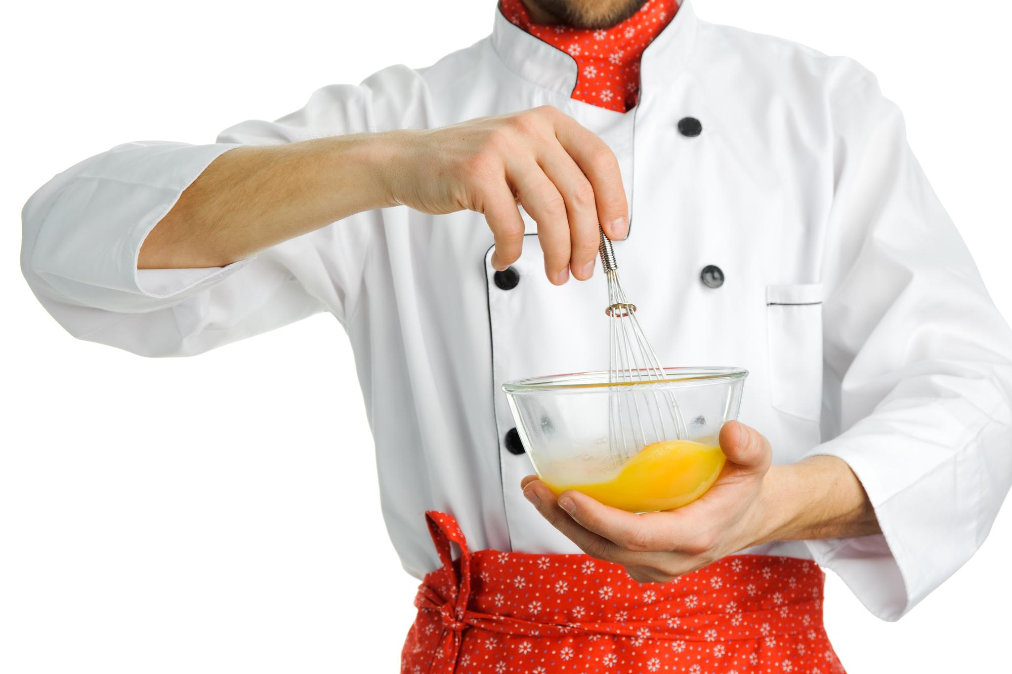 Chef che mostra una ciotola di ingredienti freschi